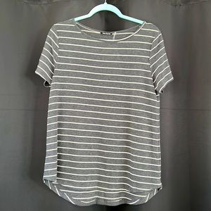 Daisy button back detail knit tee